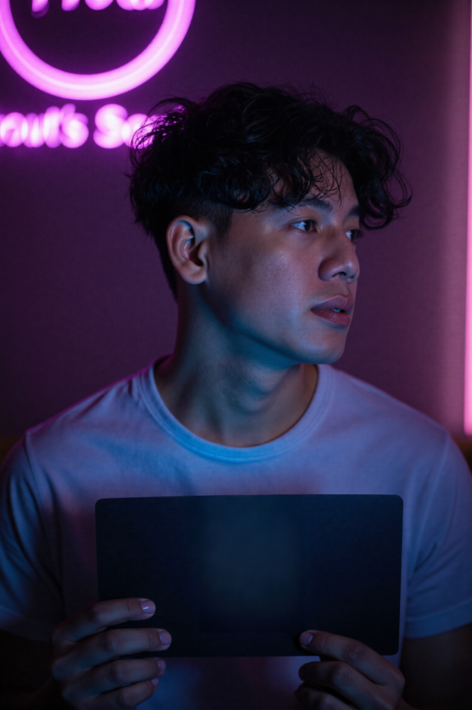 โบ ผู้เชี่ยวชาญ AI Automation และ Workflow ที่ ClubsxAI สไตล์ Neon Purple Portrait
